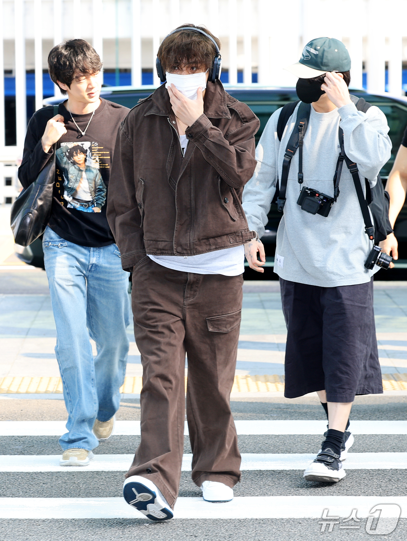 (인천공항=뉴스1) 권현진 기자 = 방탄소년단(BTS) 뷔(가운데)가 해외일정을 위해 30일 인천국제공항을 통해 미국 애틀란타로 출국하고 있다. 2026.9.30/뉴스1