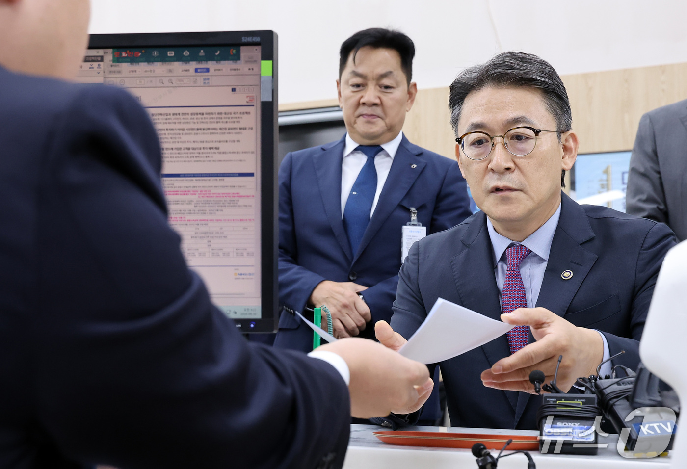 (서울=뉴스1) 김성진 기자 = 권대영 금융위원회 부위원장이 30일 서울 종로구 농협은행 정부서울청사지점에서 국민참여성장펀드를 가입하고 있다. 2026.9.30/뉴스1