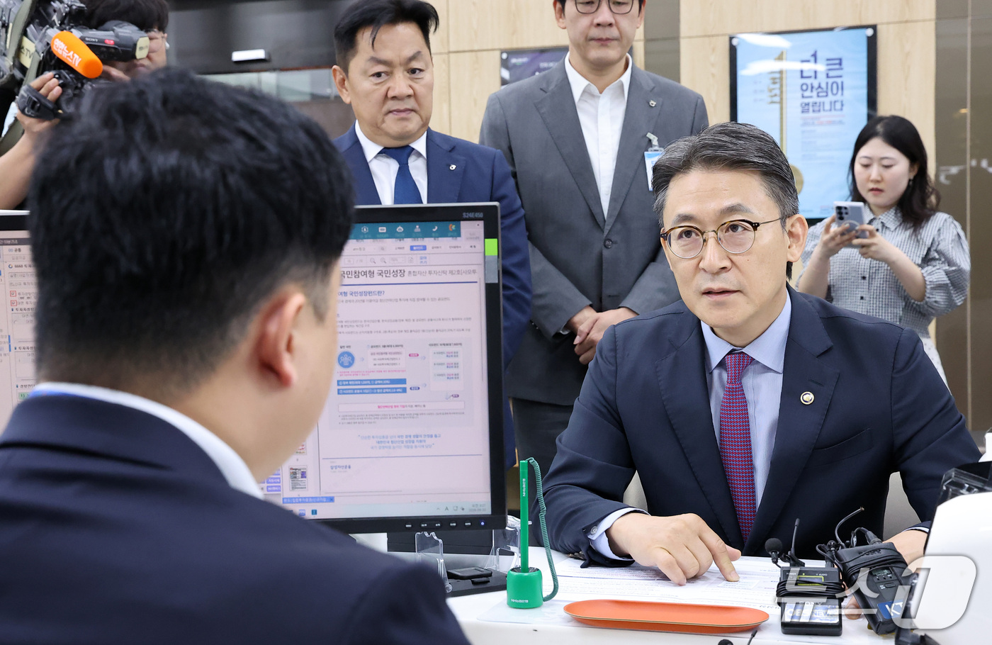 (서울=뉴스1) 김성진 기자 = 권대영 금융위원회 부위원장이 30일 서울 종로구 농협은행 정부서울청사지점에서 국민참여성장펀드를 가입하고 있다. 2026.9.30/뉴스1