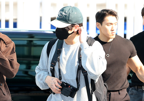 정국, 공항 패션 포인트는 카메라