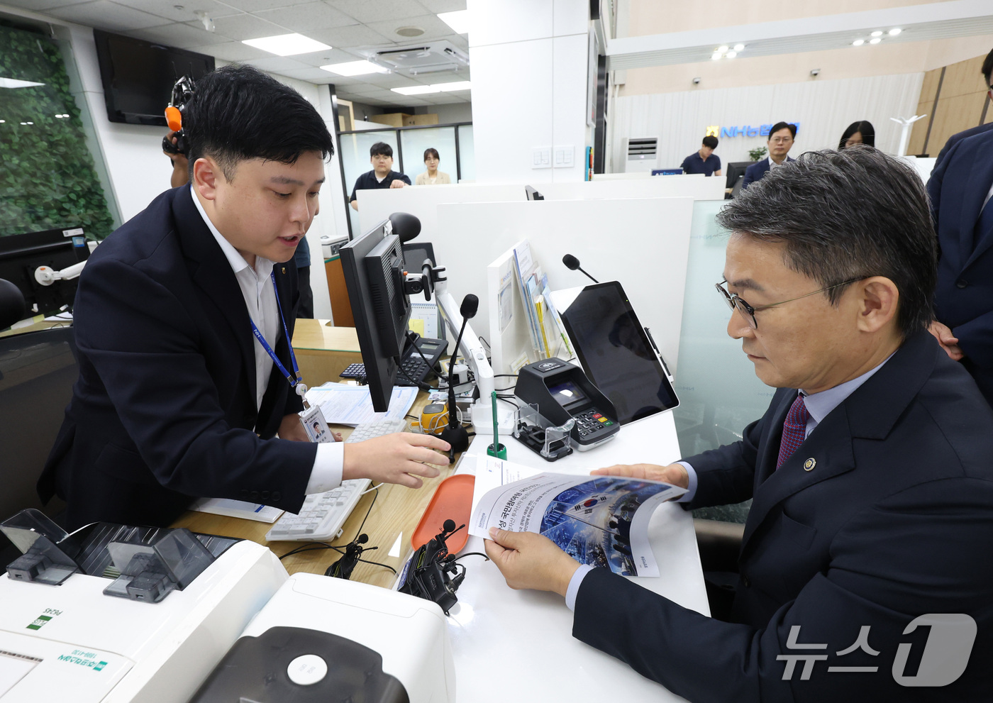 (서울=뉴스1) 김성진 기자 = 권대영 금융위원회 부위원장이 30일 서울 종로구 농협은행 정부서울청사지점에서 국민참여성장펀드를 가입하고 있다. (공동취재) 2026.9.30/뉴스1 …