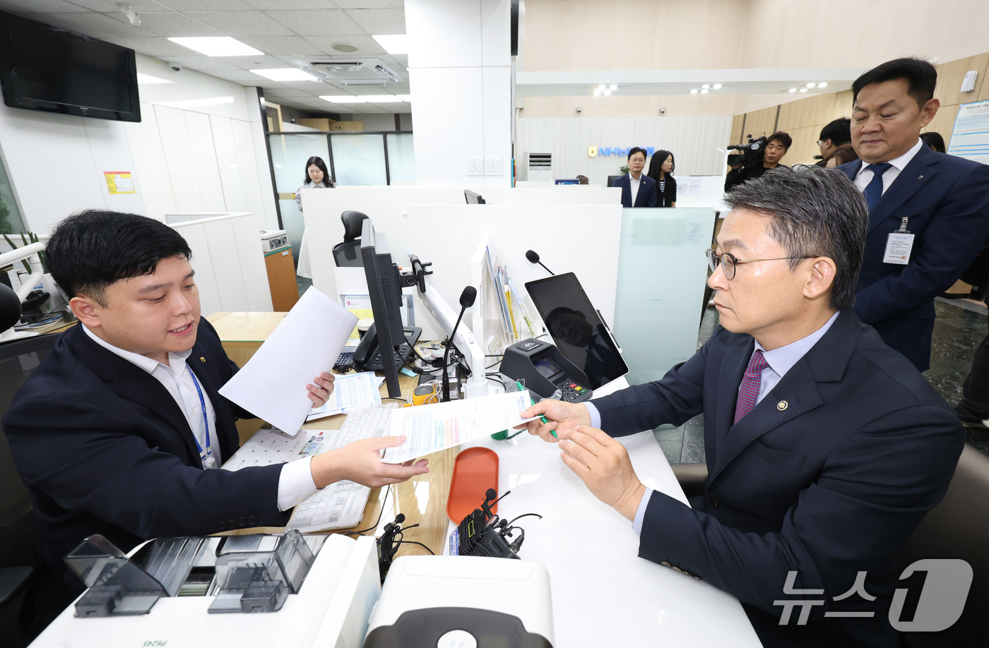 (서울=뉴스1) 김성진 기자 = 권대영 금융위원회 부위원장이 30일 서울 종로구 농협은행 정부서울청사지점에서 국민참여성장펀드를 가입하고 있다. (공동취재) 2026.9.30/뉴스1 …