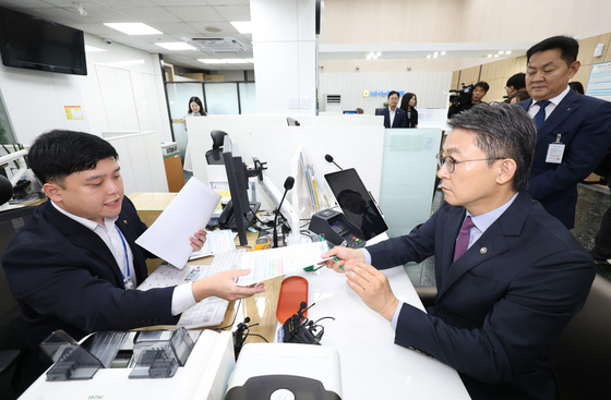 2차 국민참여펀드 '선착순 대란'은 없다…첫날 은행 10%대 판매