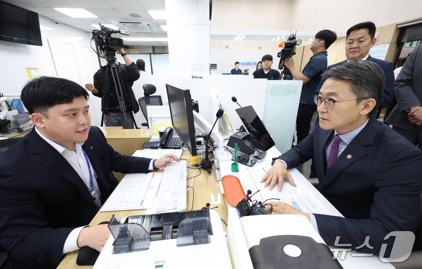 (서울=뉴스1) 김성진 기자 = 권대영 금융위원회 부위원장이 30일 서울 종로구 농협은행 정부서울청사지점에서 국민참여성장펀드를 가입하고 있다. (공동취재) 2026.9.30/뉴스1 …