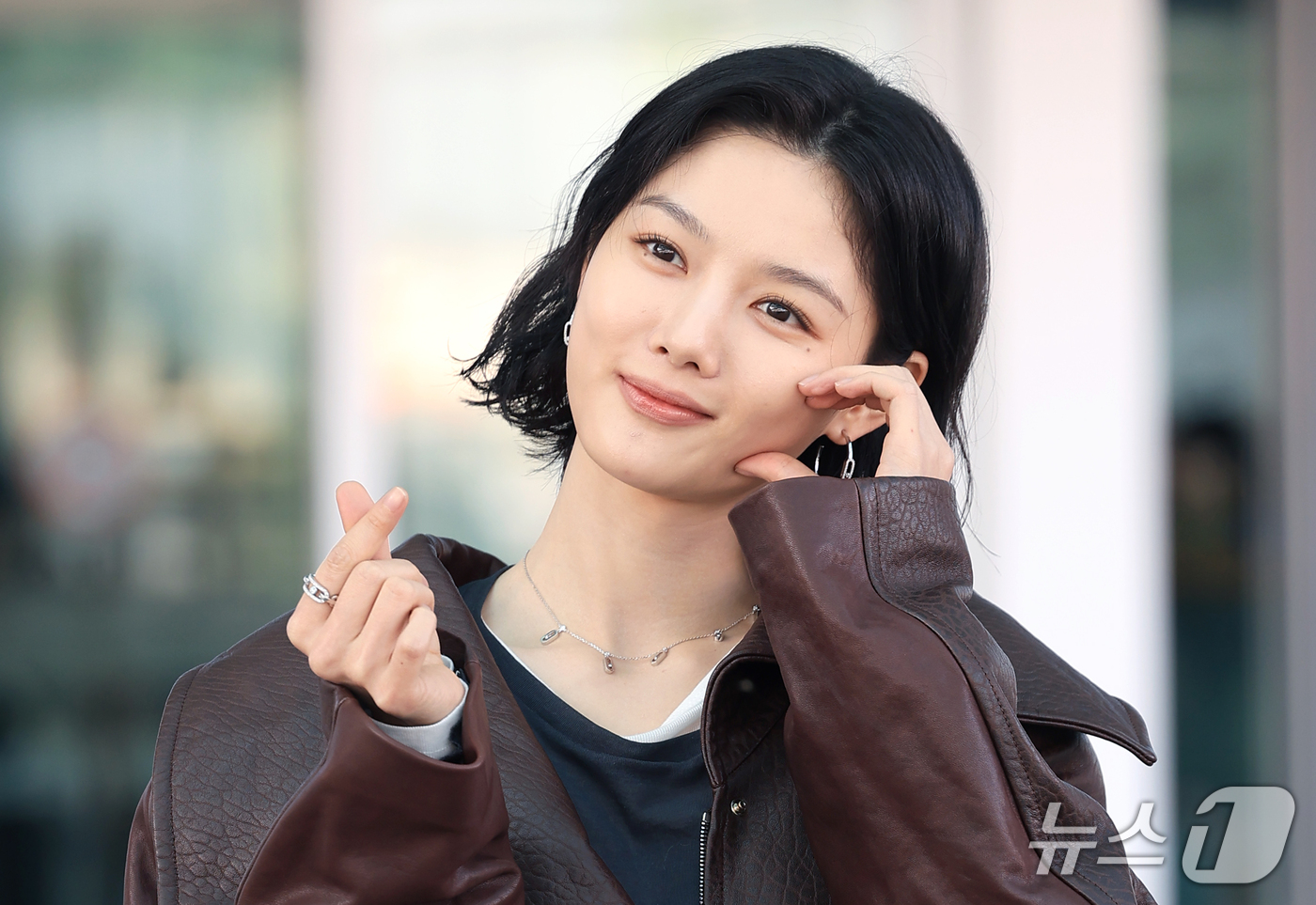 (인천공항=뉴스1) 권현진 기자 = 배우 김유정이 해외일정을 위해 30일 인천국제공항을 통해 프랑스 파리로 출국하기 전 인사를 하고 있다. 2026.9.30/뉴스1