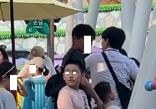 롯데월드 대기줄서 바지 내리고 오줌 싼 어린이…"중국말 하고 있었다"
