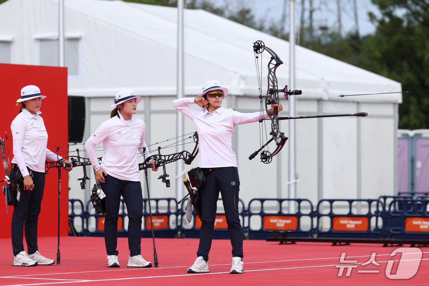 (오카자키=뉴스1) 안은나 기자 = 대한민국 박예린, 박정윤, 강연서가 30일 일본 오카자키 중앙종합공원 다목적광장에서 열린 2026 아이치·나고야 아시안게임 양궁 컴파운드 여자 …