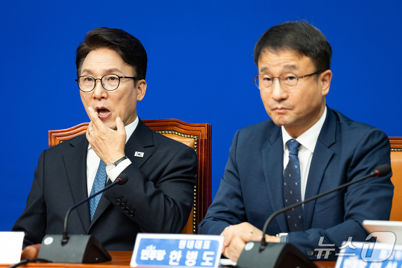(서울=뉴스1) 유승관 기자 = 김민석 더불어민주당 대표와 한병도 원내대표가 30일 서울 여의도 국회에서 열린 최고위원회의에서 최고위원들의 발언을 듣고 있다. 2026.9.30/뉴 …