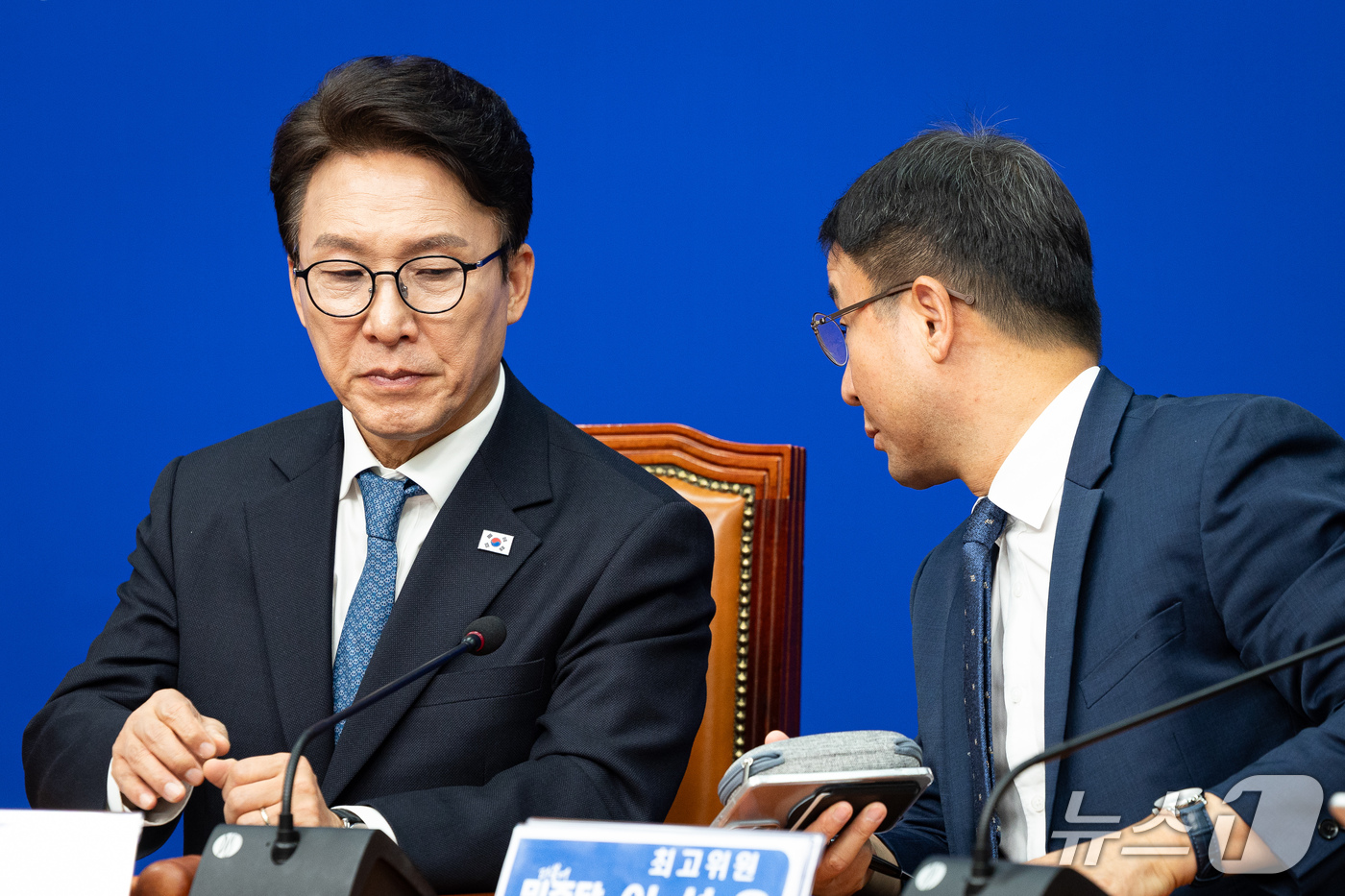 (서울=뉴스1) 유승관 기자 = 김민석 더불어민주당 대표(왼쪽)와 한병도 원내대표가 30일 서울 여의도 국회에서 열린 최고위원회의에서 대화하고 있다. 2026.9.30/뉴스1