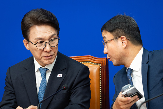 최고위서 대화하는 김민석 대표와 한병도 원내대표