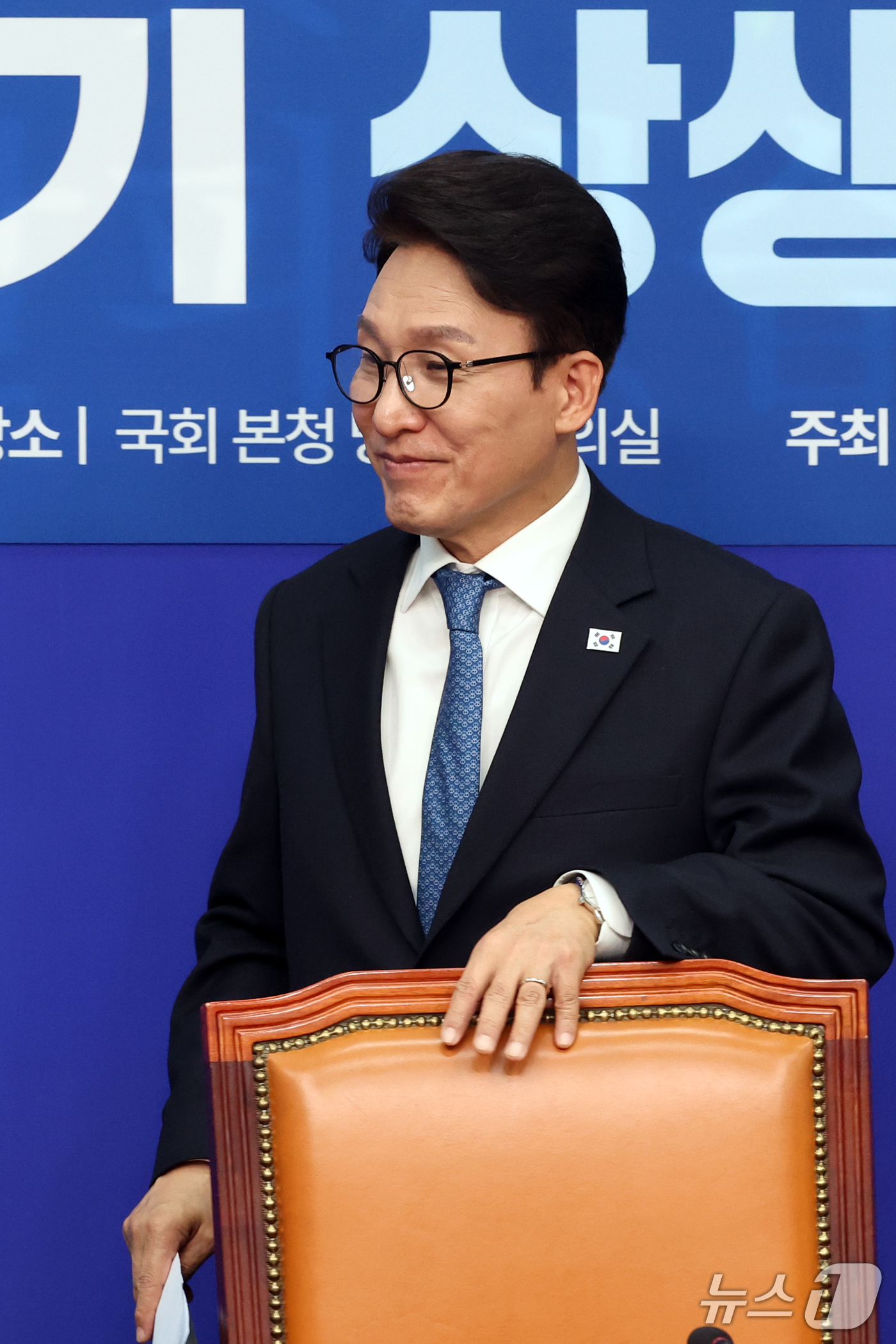 (서울=뉴스1) 황기선 기자 = 김민석 더불어민주당 대표가 30일 오전 서울 여의도 국회에서 열린 을지로위원회 '乙' 살리기 상생 꽃 달기에 참석하고 있다.  2026.9.30/뉴 …