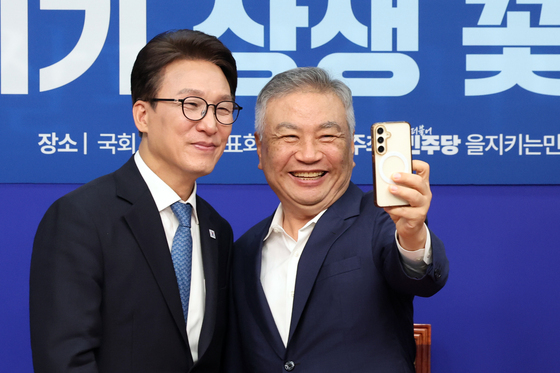 세븐브로이 대표이사와 셀카 찍는 김민석 대표