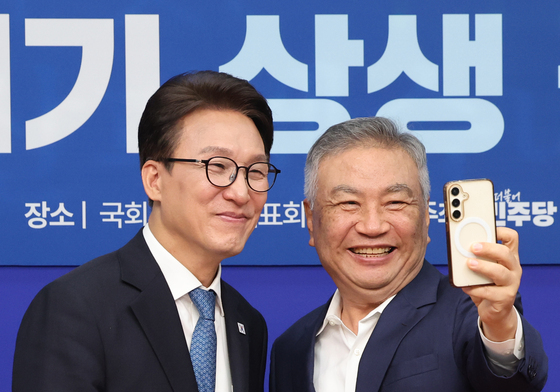 세븐브로이 대표이사와 셀카 찍는 김민석 대표