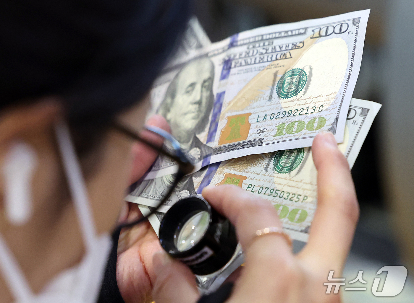 (서울=뉴스1) 김진환 기자 = 한국은행(한은)이 외환보유액 국가별 순위표를 25년 만에 보도자료에서 삭제하기 전 재정경제부와 사전 의견을 교환한 것으로 확인됐다.한은은 재경부와 …