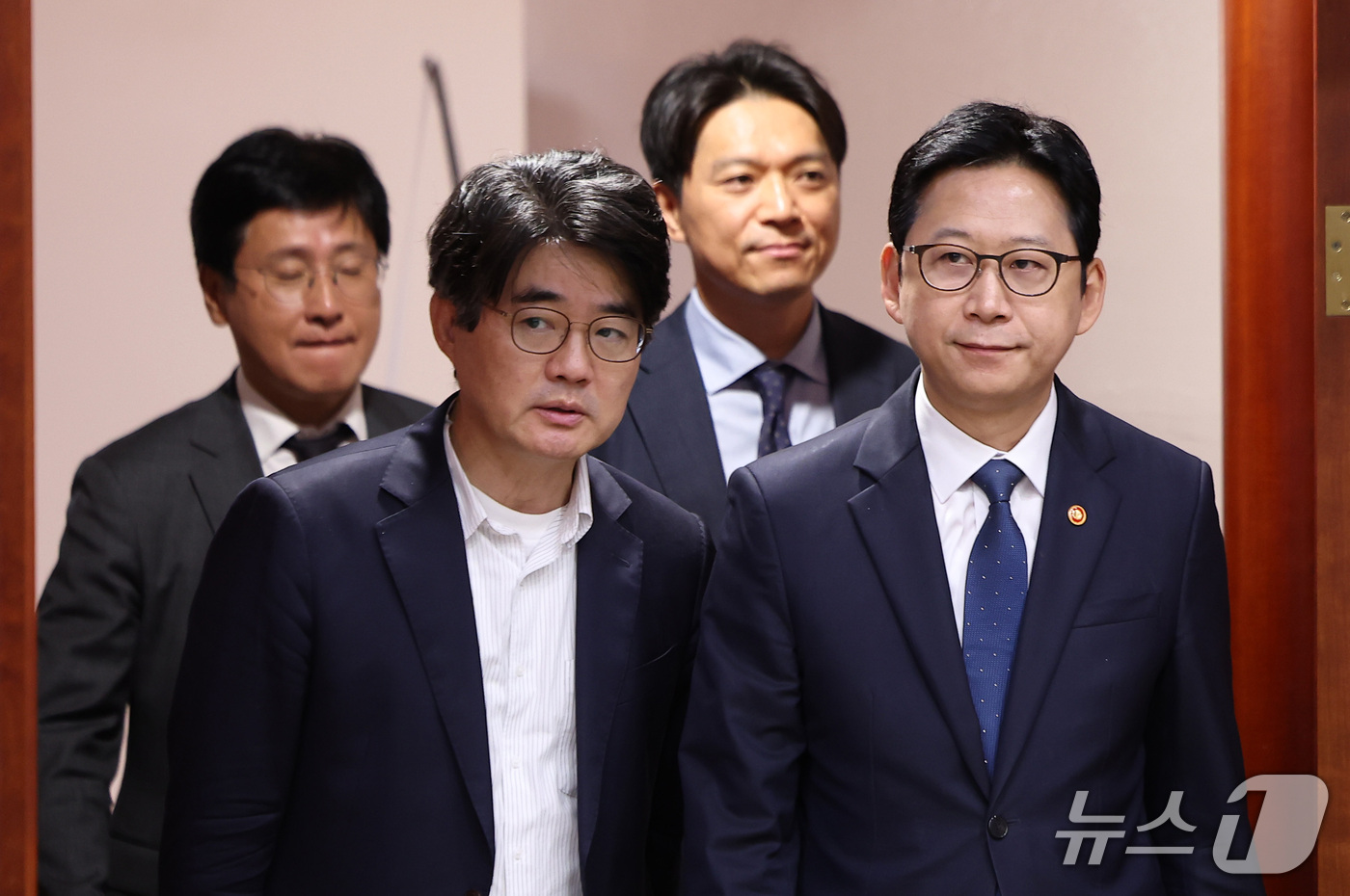 (서울=뉴스1) 김성진 기자 = 배경훈 부총리 겸 과학기술정보통신부 장관이 30일 서울 종로구 정부서울청사에서 제13회 과학기술관계장관회의에 참석하고 있다.