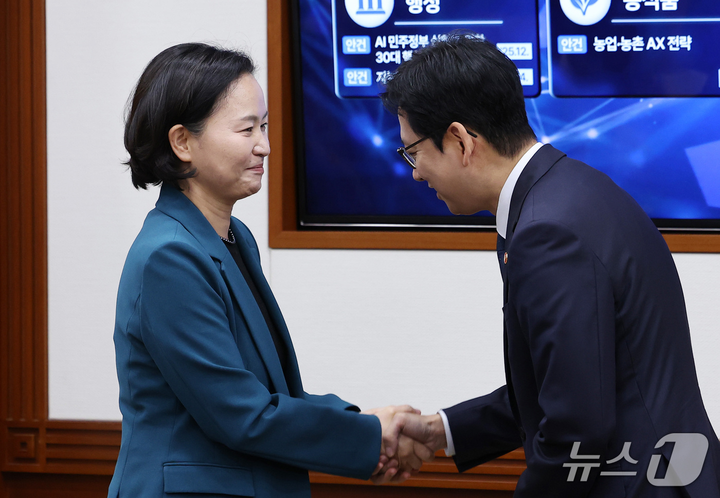 (서울=뉴스1) 김성진 기자 = 배경훈 부총리 겸 과학기술정보통신부 장관과 이해민 대통령실 AI미래기획수석이 30일 서울 종로구 정부서울청사에서 제13회 과학기술관계장관회의에서 인 …