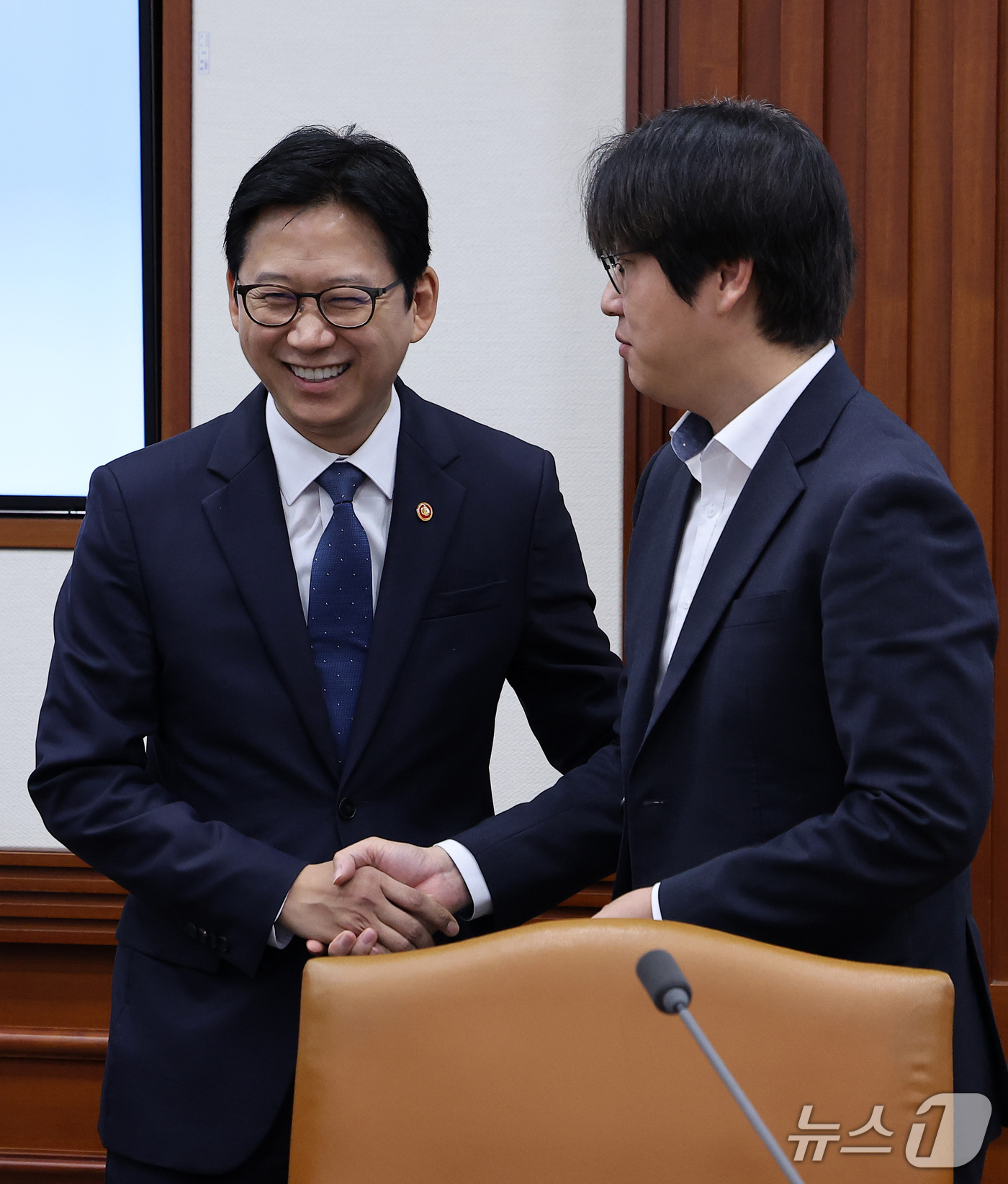(서울=뉴스1) 김성진 기자 = 배경훈 부총리 겸 과학기술정보통신부 장관과 하정우 국가인공지능전략위원회 부위원장이 30일 서울 종로구 정부서울청사에서 제13회 과학기술관계장관회의에 …