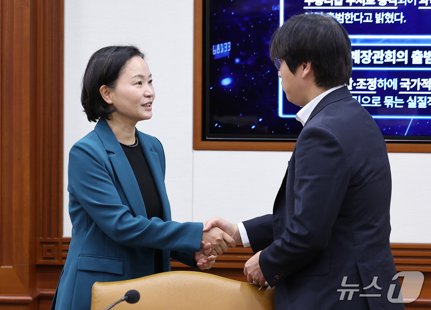 (서울=뉴스1) 김성진 기자 = 이해민 대통령실 AI미래기획수석과 하정우 국가인공지능전략위원회 부위원장이 30일 서울 종로구 정부서울청사에서 제13회 과학기술관계장관회의에서 인사하 …