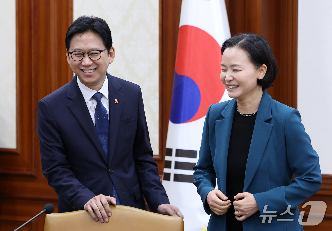 (서울=뉴스1) 김성진 기자 = 배경훈 부총리 겸 과학기술정보통신부 장관과 이해민 대통령실 AI미래기획수석이 30일 서울 종로구 정부서울청사에서 제13회 과학기술관계장관회의에서 대 …