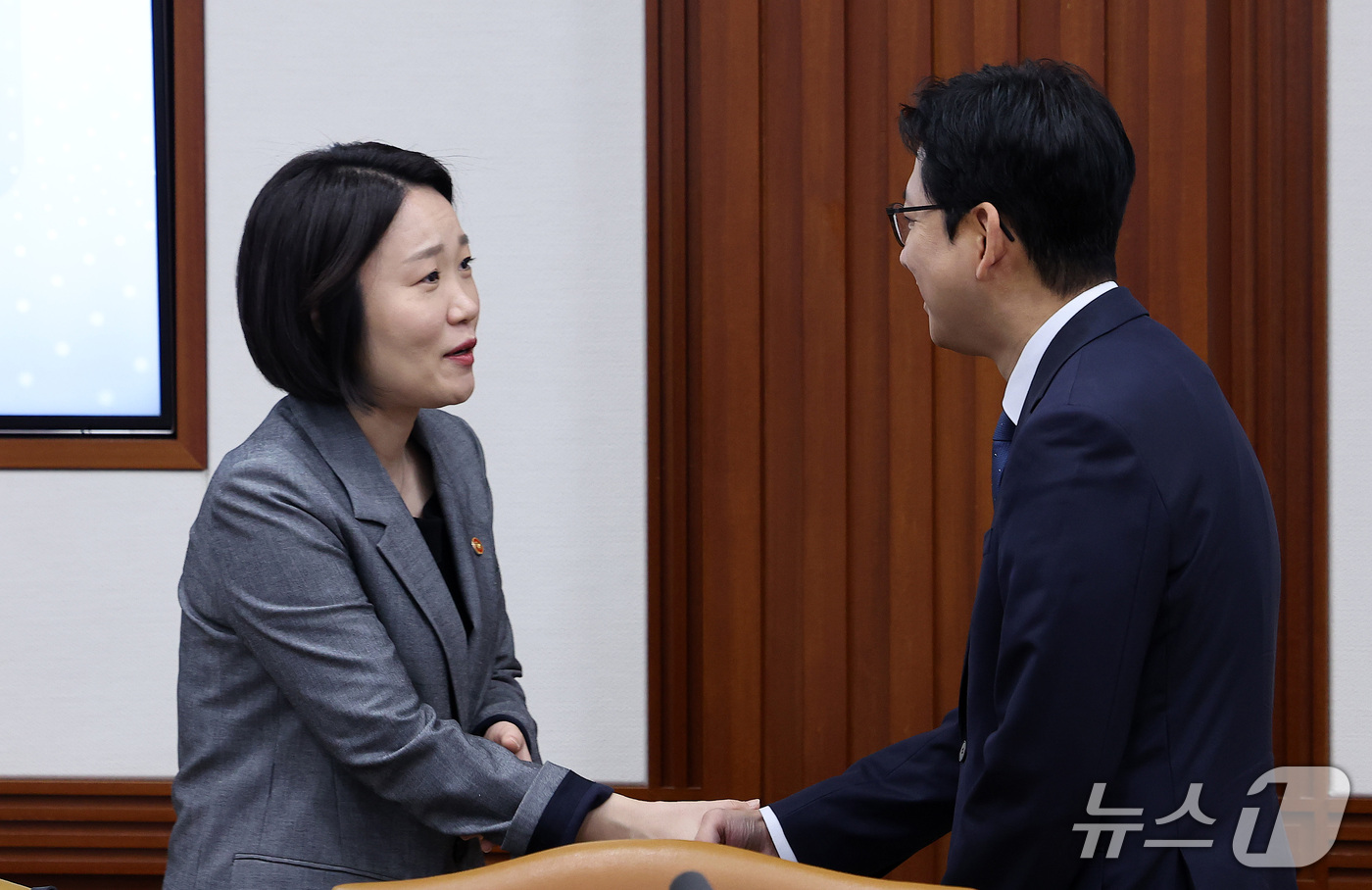 (서울=뉴스1) 김성진 기자 = 이소영 중소벤처기업부 장관과 배경훈 부총리 겸 과학기술정보통신부 장관이 30일 서울 종로구 정부서울청사에서 제13회 과학기술관계장관회의에서 인사하고 …