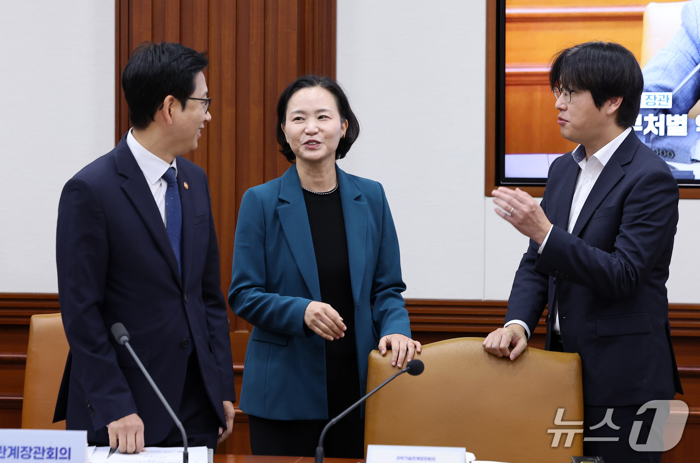 (서울=뉴스1) 김성진 기자 = 배경훈 부총리 겸 과학기술정보통신부 장관(왼쪽부터), 이해민 대통령실 AI미래기획수석과 하정우 국가인공지능전략위원회 부위원장이 30일 서울 종로구 …