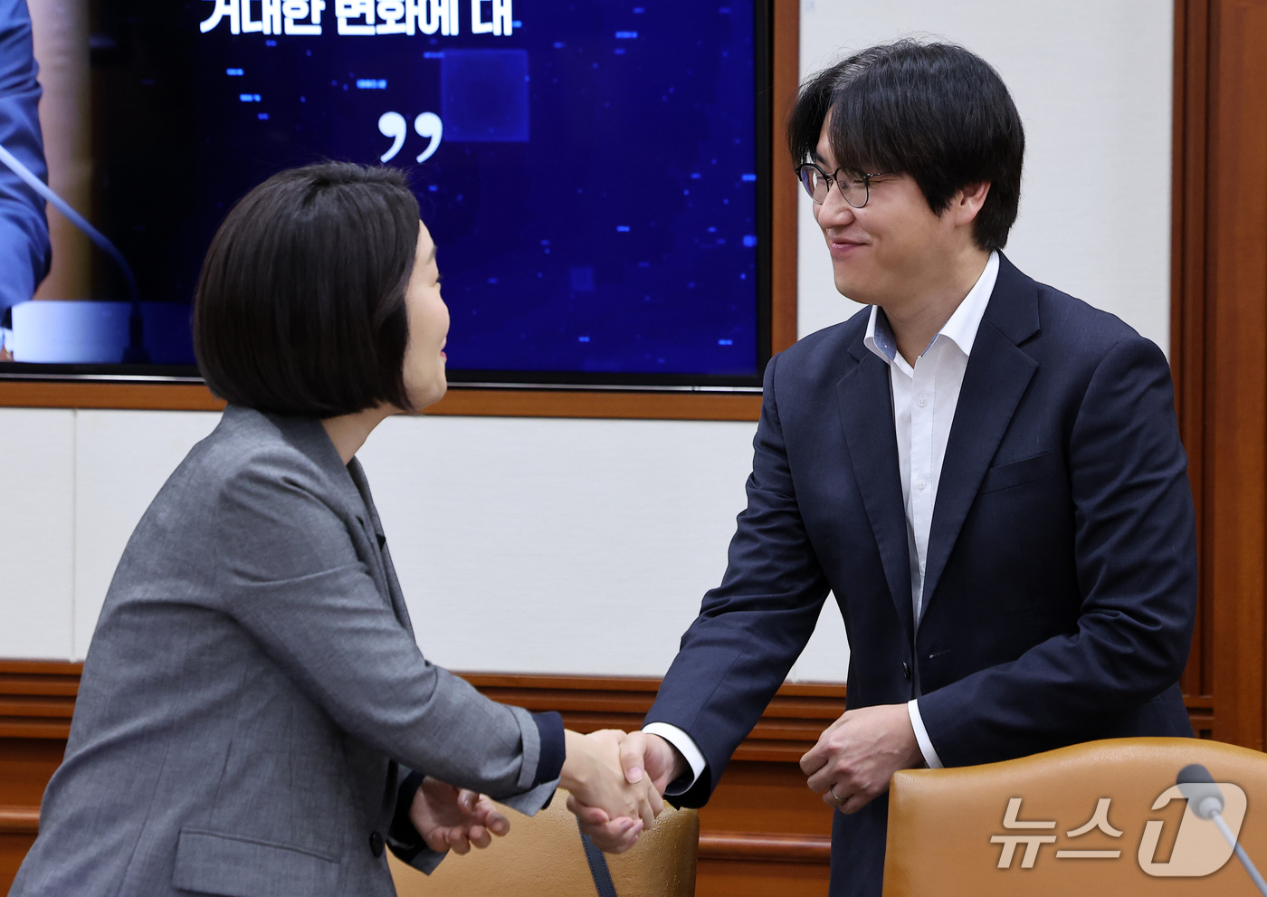 (서울=뉴스1) 김성진 기자 = 하정우 국가인공지능전략위원회 부위원장이 30일 서울 종로구 정부서울청사에서 제13회 과학기술관계장관회의에서 이소영 중소벤처기업부 장관과 인사하고 있 …