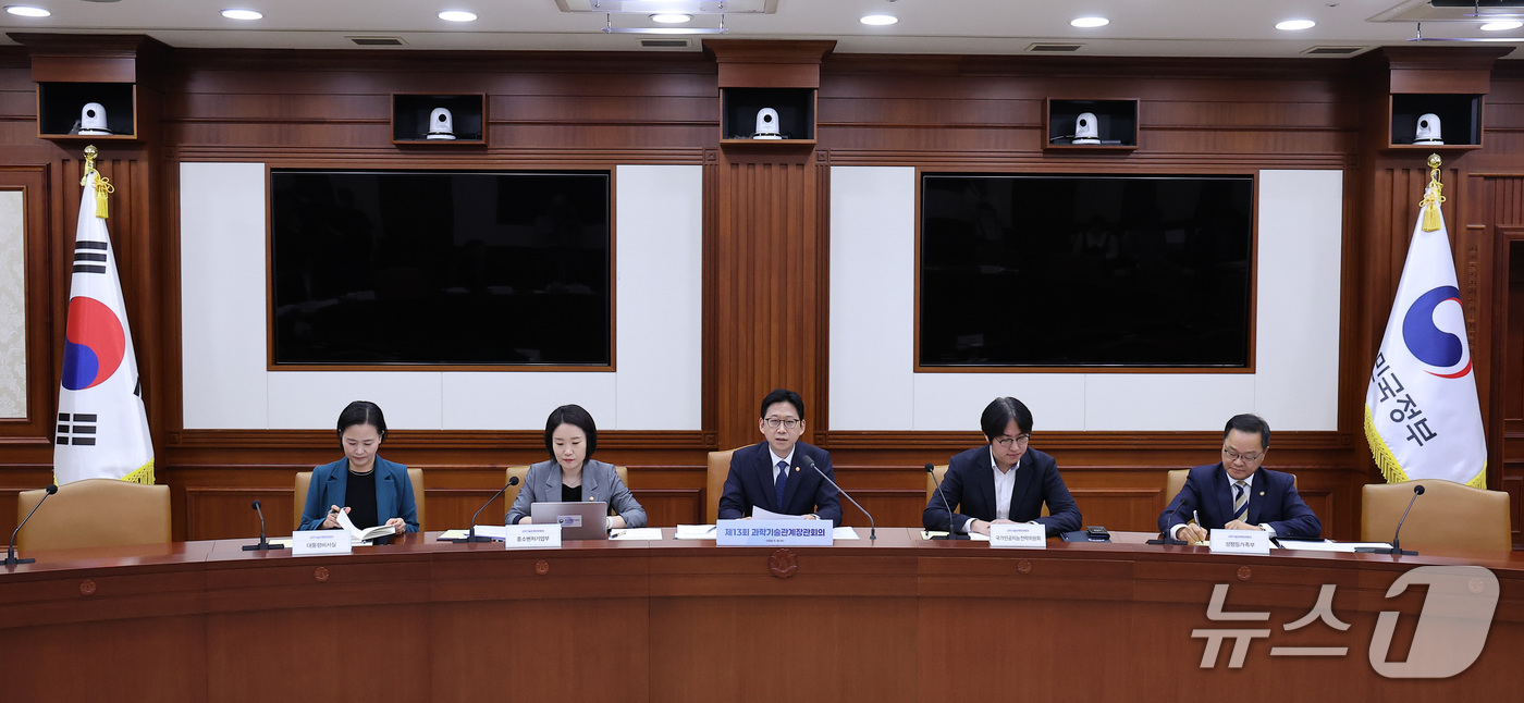(서울=뉴스1) 김성진 기자 = 배경훈 부총리 겸 과학기술정보통신부 장관(가운데)이 30일 서울 종로구 정부서울청사에서 제13회 과학기술관계장관회의에서 모두발언을 하고 있다.
