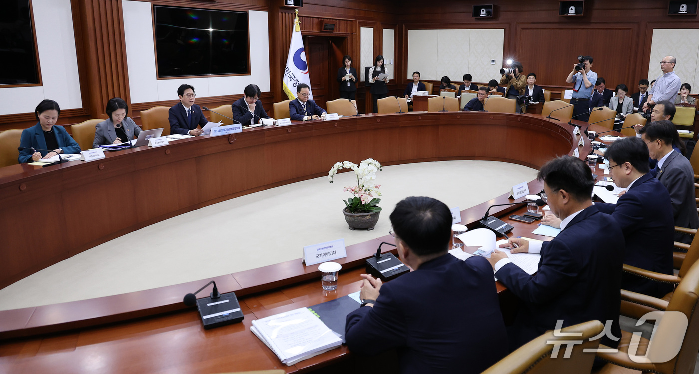 (서울=뉴스1) 김성진 기자 = 배경훈 부총리 겸 과학기술정보통신부 장관이 30일 서울 종로구 정부서울청사에서 제13회 과학기술관계장관회의에서 모두발언을 하고 있다.