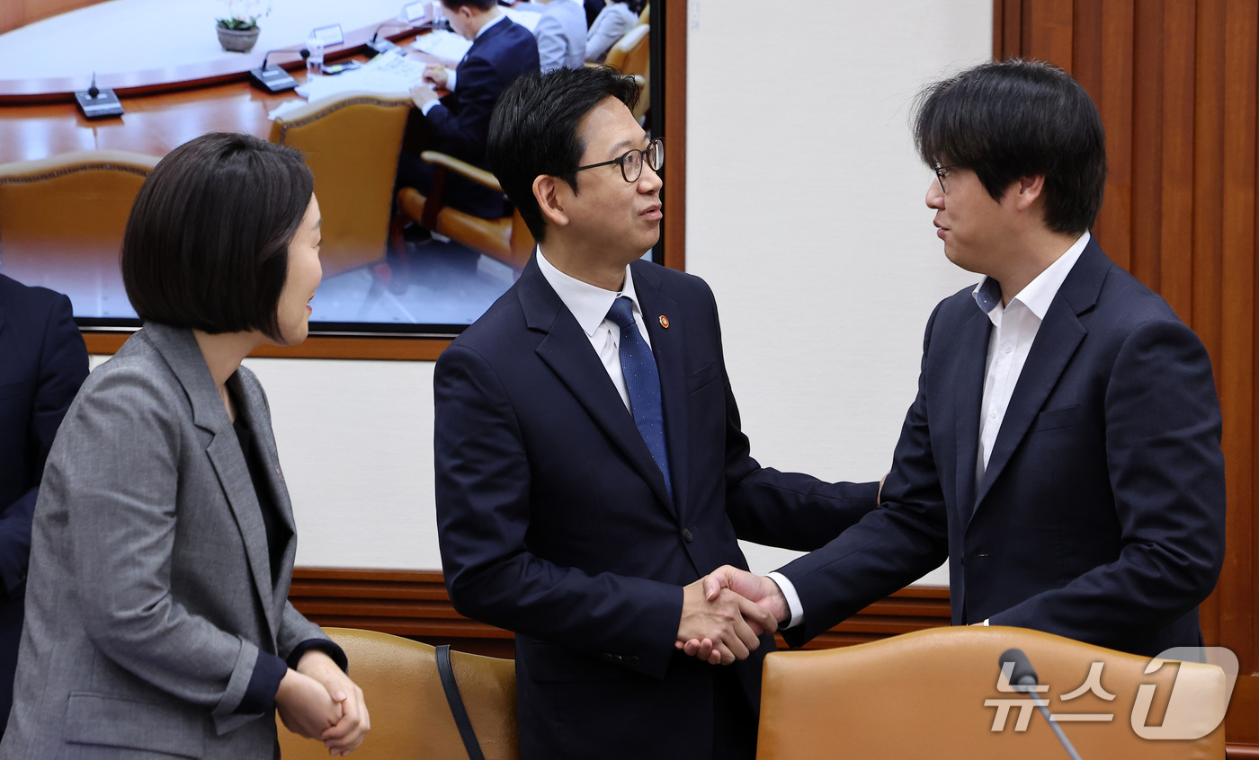 (서울=뉴스1) 김성진 기자 = 배경훈 부총리 겸 과학기술정보통신부 장관과 하정우 국가인공지능전략위원회 부위원장이 30일 서울 종로구 정부서울청사에서 제13회 과학기술관계장관회의에 …