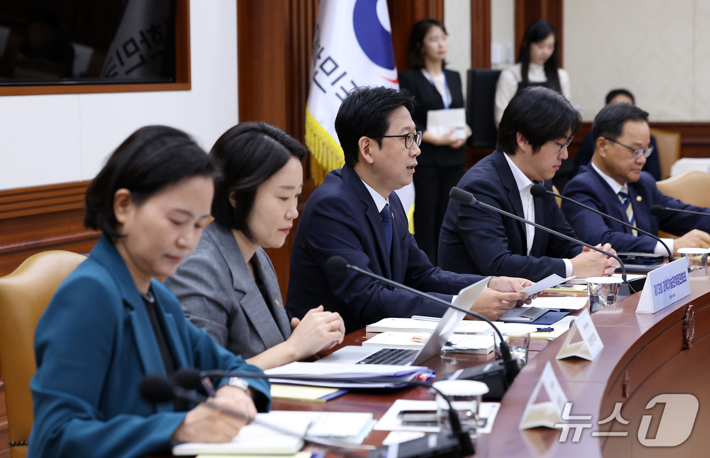 (서울=뉴스1) 김성진 기자 = 배경훈 부총리 겸 과학기술정보통신부 장관이 30일 서울 종로구 정부서울청사에서 제13회 과학기술관계장관회의에서 모두발언을 하고 있다.