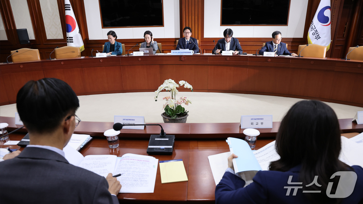 (서울=뉴스1) 김성진 기자 = 배경훈 부총리 겸 과학기술정보통신부 장관이 30일 서울 종로구 정부서울청사에서 제13회 과학기술관계장관회의에서 모두발언을 하고 있다.