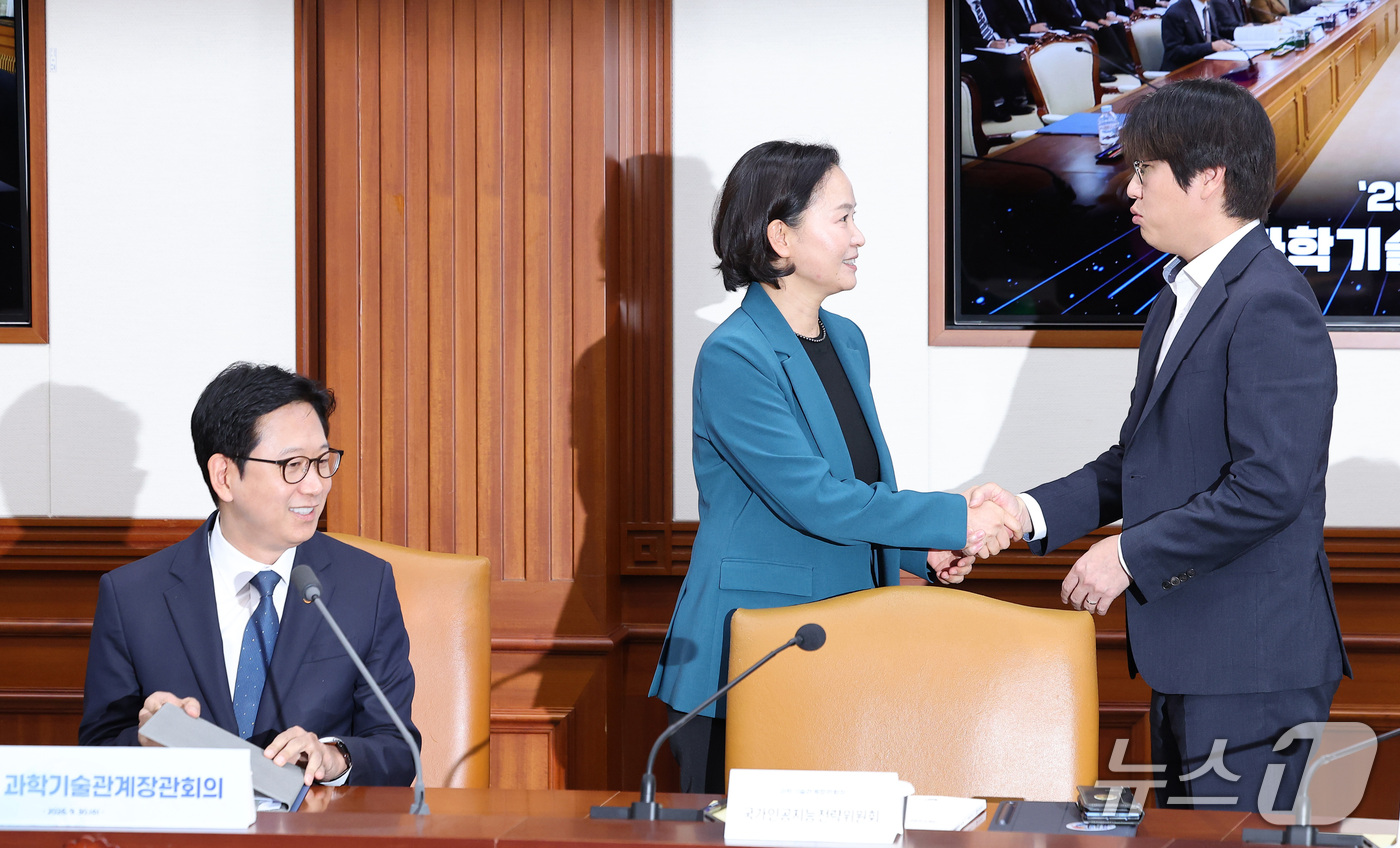 (서울=뉴스1) 김성진 기자 = 이해민 대통령실 AI미래기획수석과 하정우 국가인공지능전략위원회 부위원장이 30일 서울 종로구 정부서울청사에서 제13회 과학기술관계장관회의에서 인사하 …