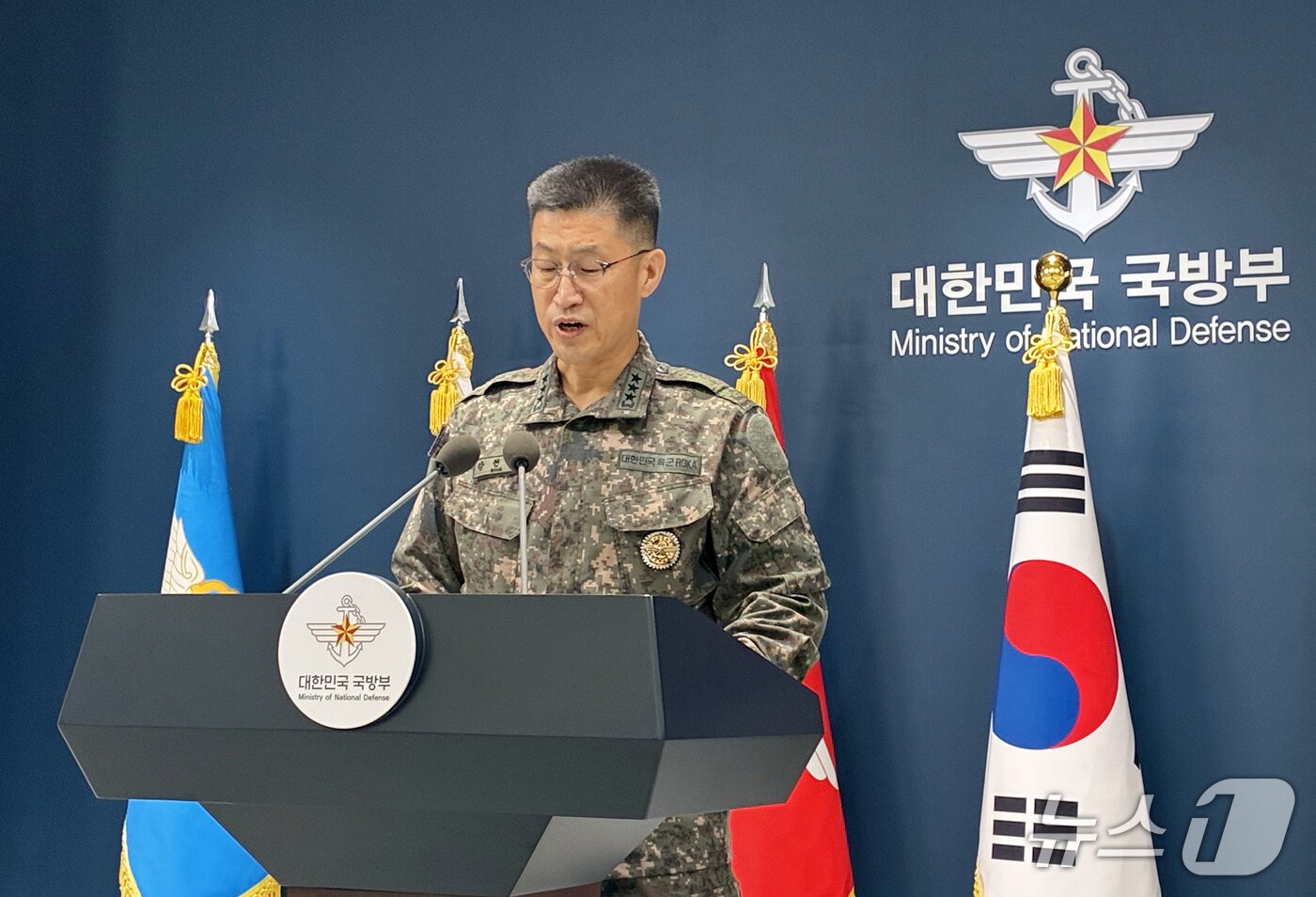 본문 이미지 - 강현우 합동참모본부 작전본부장이 30일 서울 용산구 국방부에서 비무장지대(DMZ) 지뢰 폭발 사고 관련 브리핑을 하고 있다. 2026.9.30 ⓒ 뉴스1 김기성 기자
