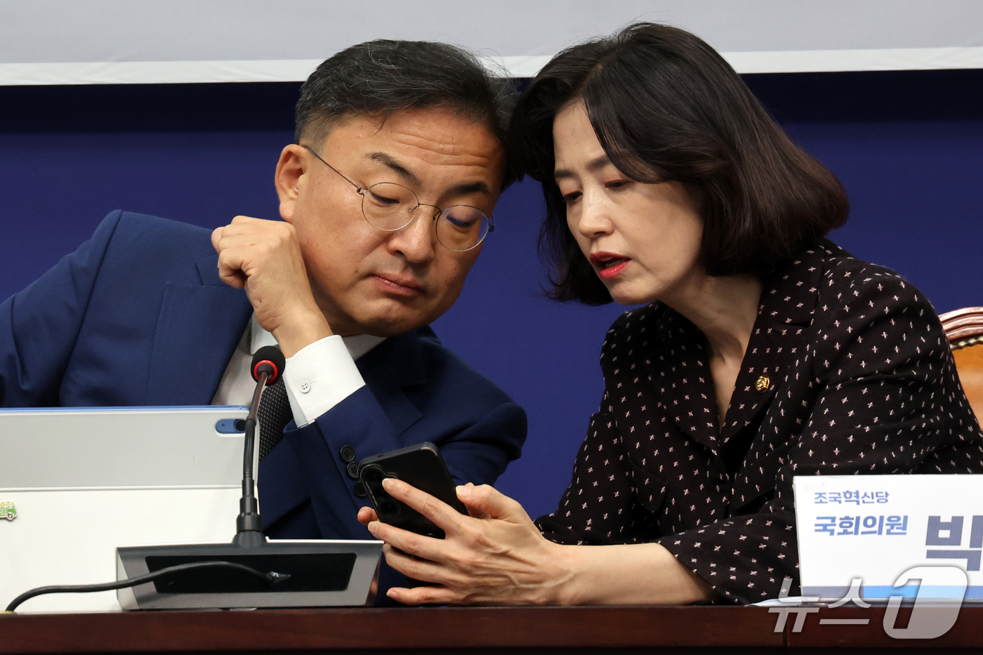 (서울=뉴스1) 황기선 기자 = 조국혁신당 신장식 대표와 박은정 의원이 30일 오전 서울 여의도 국회에서 열린  민생기병대 '농지전수조사'긴급 간담회에서 대화를 나누고 있다.  2 …