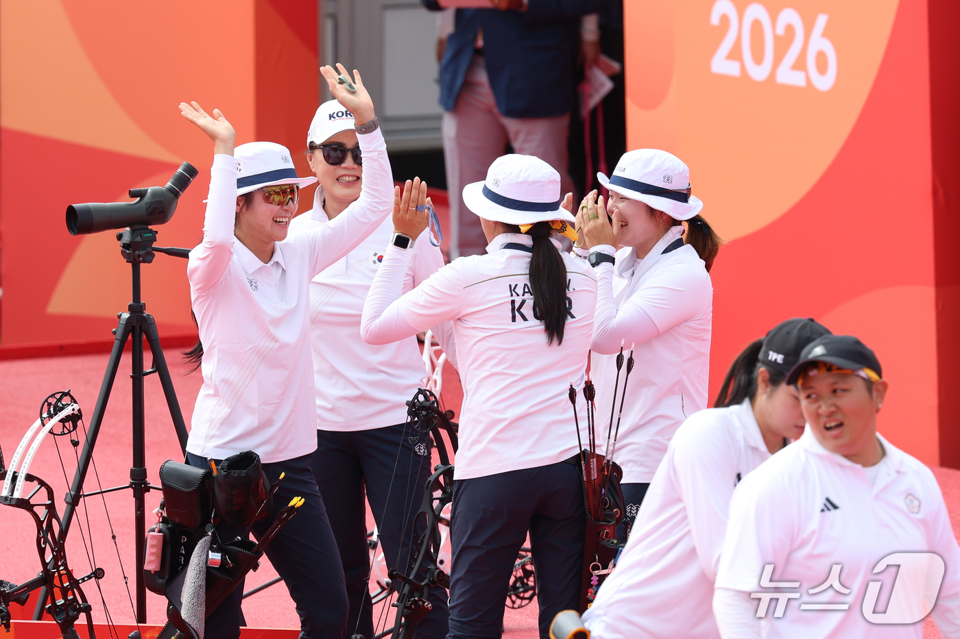 (오카자키=뉴스1) 안은나 기자 = 대한민국 박예린, 박정윤, 강연서가 30일 일본 오카자키 중앙종합공원 다목적광장에서 열린 2026 아이치·나고야 아시안게임 양궁 컴파운드 여자 …