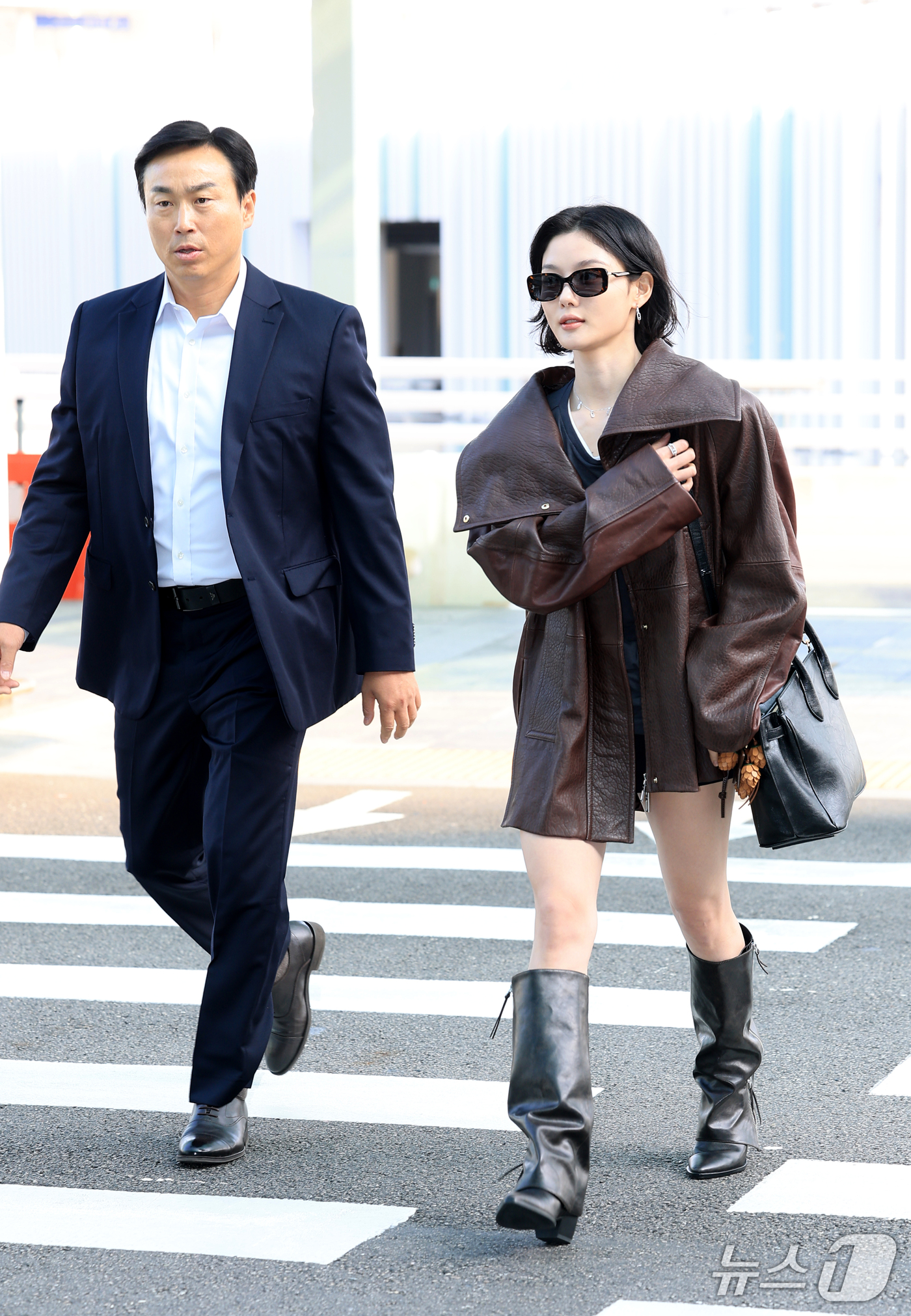 (인천공항=뉴스1) 권현진 기자 = 배우 김유정이 해외 일정을 위해 30일 인천국제공항을 통해 프랑스 파리로 출국하기 전 인사를 하고 있다. 2026.9.30/뉴스1