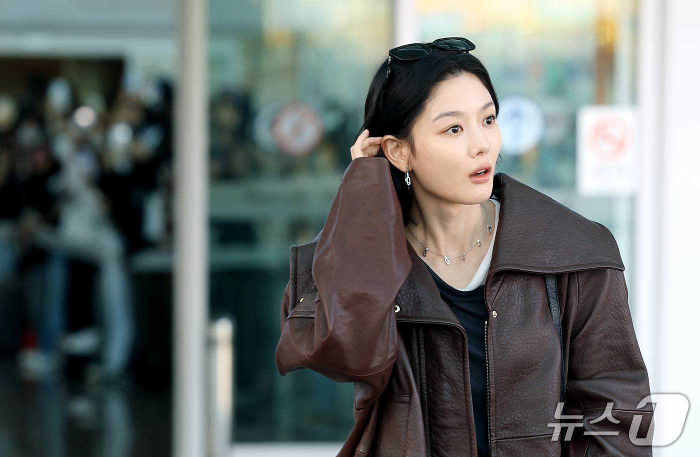 (인천공항=뉴스1) 권현진 기자 = 배우 김유정이 해외 일정을 위해 30일 인천국제공항을 통해 프랑스 파리로 출국하기 전 인사를 하고 있다. 2026.9.30/뉴스1
