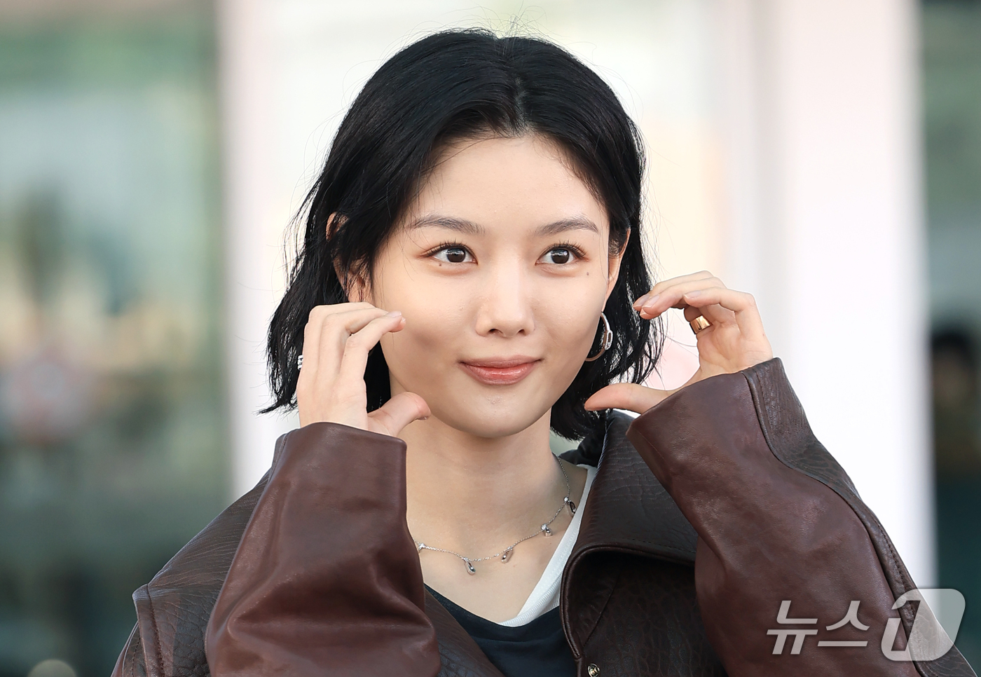 (인천공항=뉴스1) 권현진 기자 = 배우 김유정이 해외 일정을 위해 30일 인천국제공항을 통해 프랑스 파리로 출국하기 전 인사를 하고 있다. 2026.9.30/뉴스1