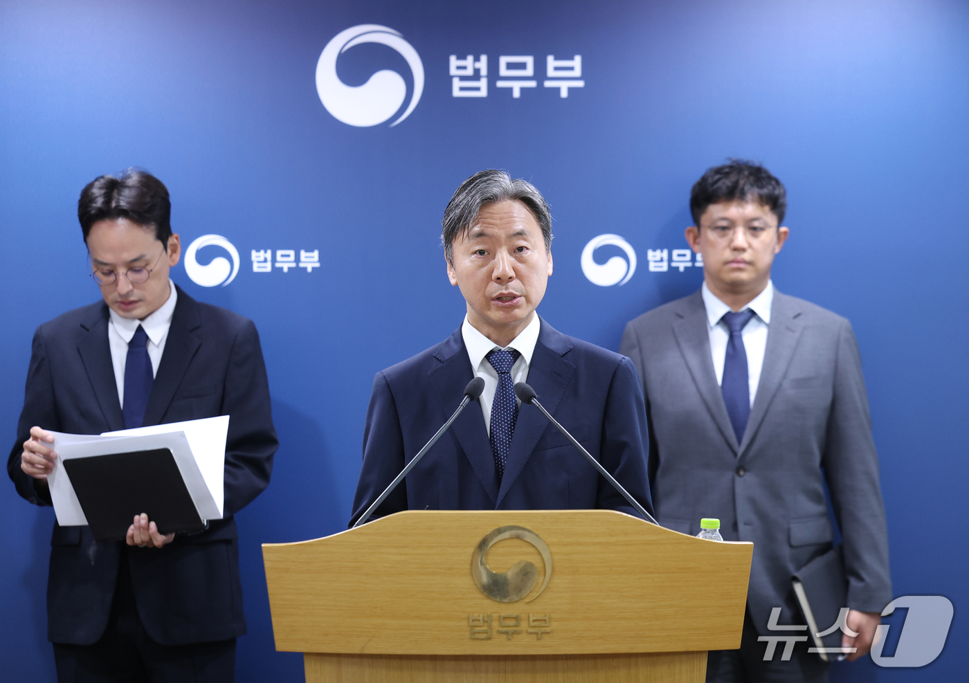 (과천=뉴스1) 김영운 기자 = 강준하 법무부 국제법무국장이 30일 경기 과천시 법무부에서 이란 다야니 2차 ISDS 사건 승소 관련 브리핑을 하고 있다. 2026.9.30/뉴스1 …