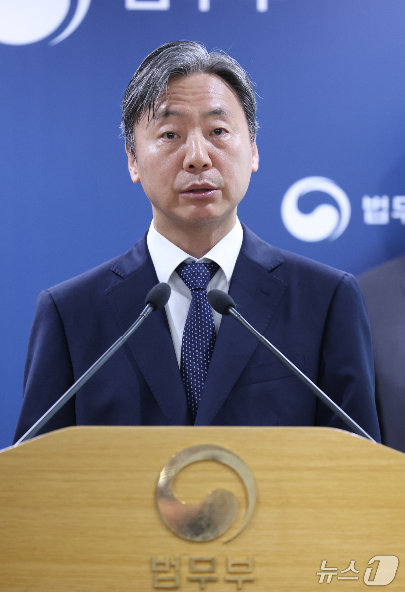 (과천=뉴스1) 김영운 기자 = 강준하 법무부 국제법무국장이 30일 경기 과천시 법무부에서 이란 다야니 2차 ISDS 사건 승소 관련 브리핑을 하고 있다. 2026.9.30/뉴스1 …