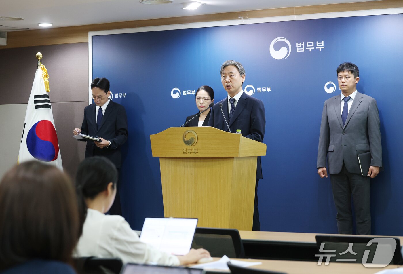 본문 이미지 - 강준하 법무부 국제법무국장이 30일 경기 과천시 법무부에서 이란 다야니 2차 ISDS 사건 승소 관련 브리핑을 하고 있다. 2026.9.30 ⓒ 뉴스1 김영운 기자
