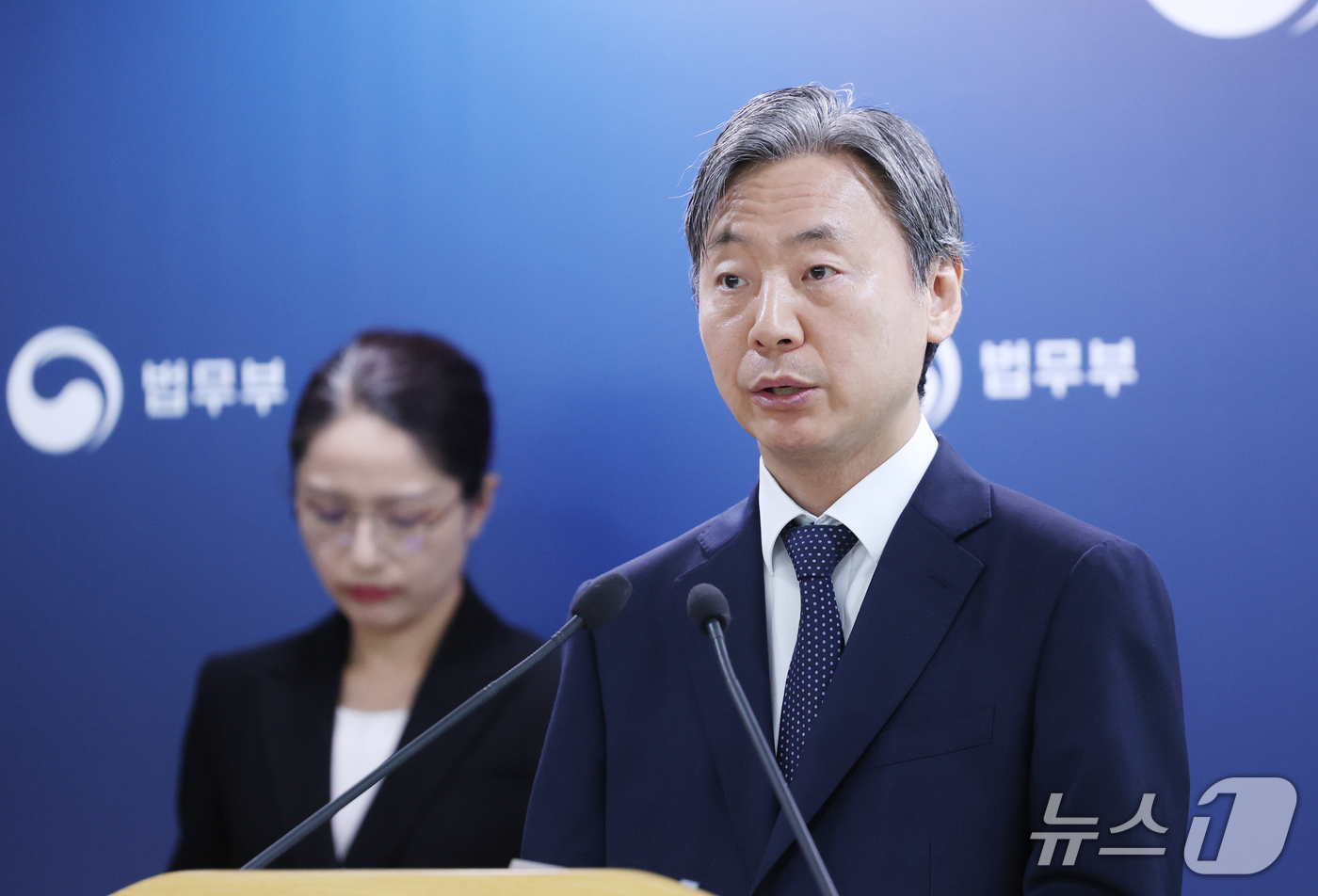 (과천=뉴스1) 김영운 기자 = 강준하 법무부 국제법무국장이 30일 경기 과천시 법무부에서 이란 다야니 2차 ISDS 사건 승소 관련 브리핑을 하고 있다. 2026.9.30/뉴스1 …