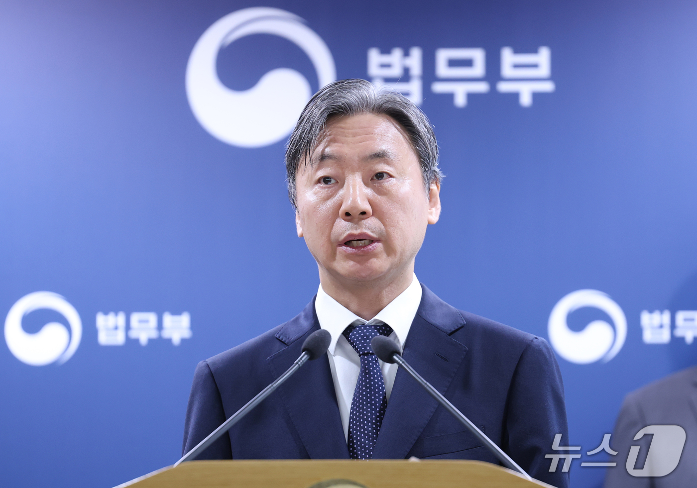 (과천=뉴스1) 김영운 기자 = 강준하 법무부 국제법무국장이 30일 경기 과천시 법무부에서 이란 다야니 2차 ISDS 사건 승소 관련 브리핑을 하고 있다. 2026.9.30/뉴스1 …