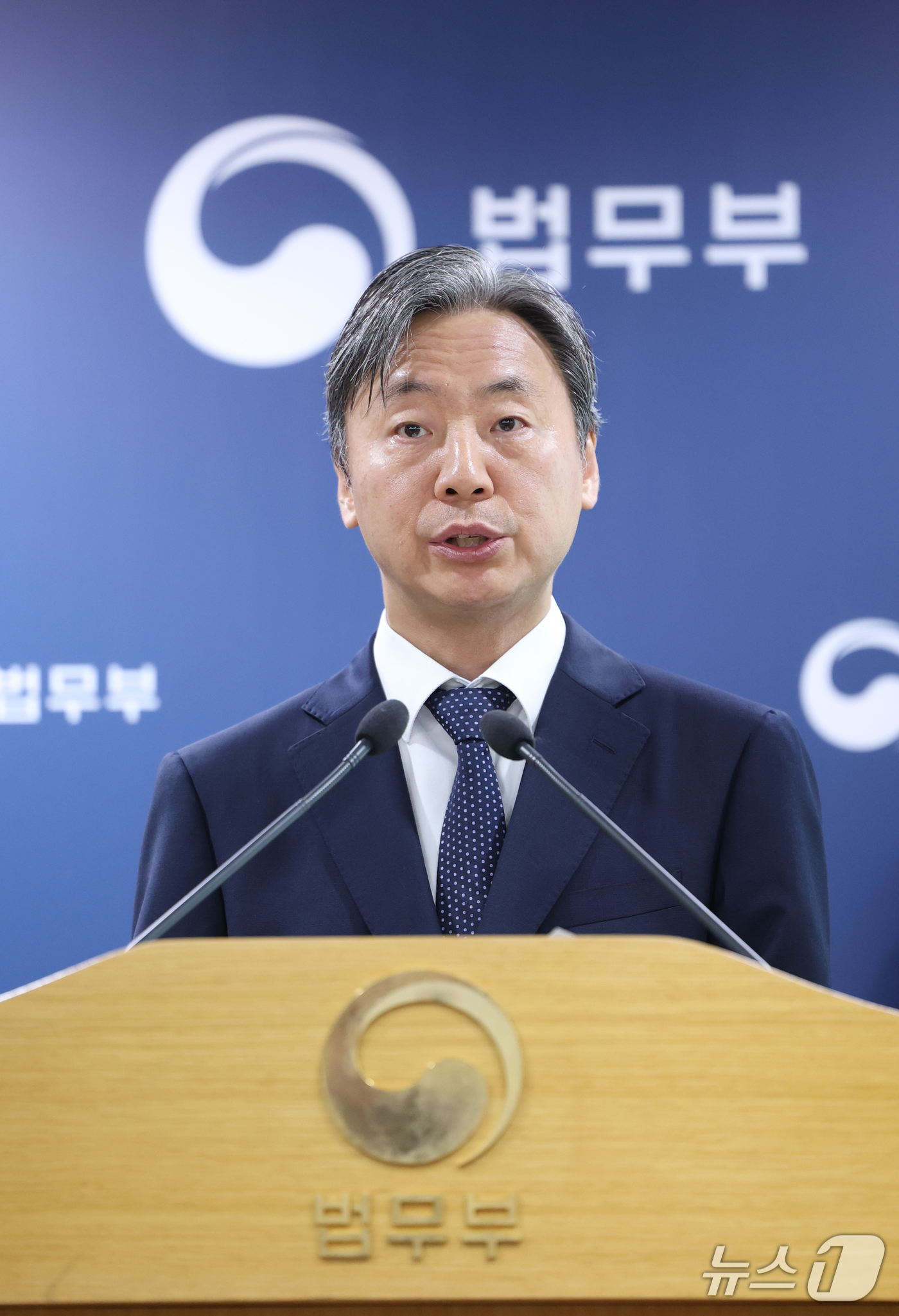 (과천=뉴스1) 김영운 기자 = 강준하 법무부 국제법무국장이 30일 경기 과천시 법무부에서 이란 다야니 2차 ISDS 사건 승소 관련 브리핑을 하고 있다. 2026.9.30/뉴스1 …