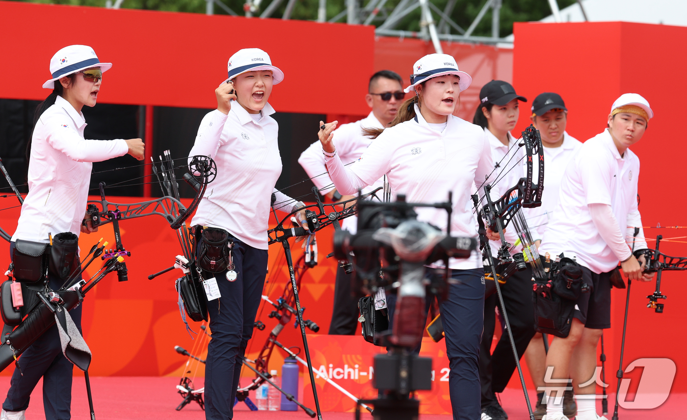 (오카자키=뉴스1) 안은나 기자 = 대한민국 박예린, 박정윤, 강연서가 30일 일본 오카자키 중앙종합공원 다목적광장에서 열린 2026 아이치·나고야 아시안게임 양궁 컴파운드 여자 …