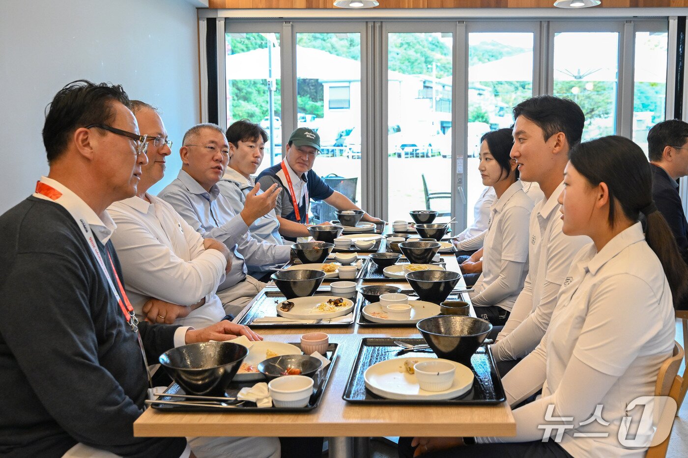 본문 이미지 - 대회장 인근에 마련된 대한민국 양궁 대표선수단 전용 휴게공간에서 대표선수들과 정의선 대한양궁협회 회장이 함께 식사하며 대화하는 모습.(대한양궁협회 제공) 