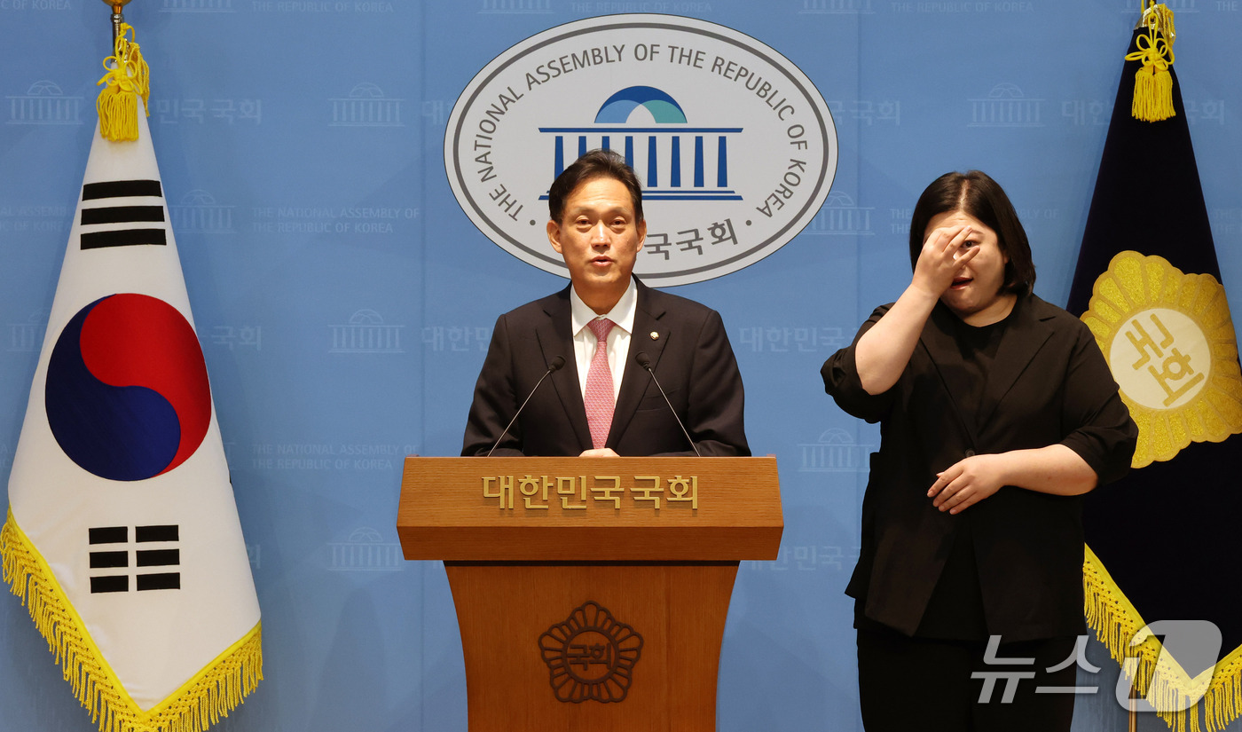 (서울=뉴스1) 박세연 기자 = 김태규 국민의힘 의원이 30일 오전 서울 여의도 국회 소통관에서 영화 암살자들 관련 등 주요 현안 관련 기자회견을 하고 있다. 2026.9.30/뉴 …