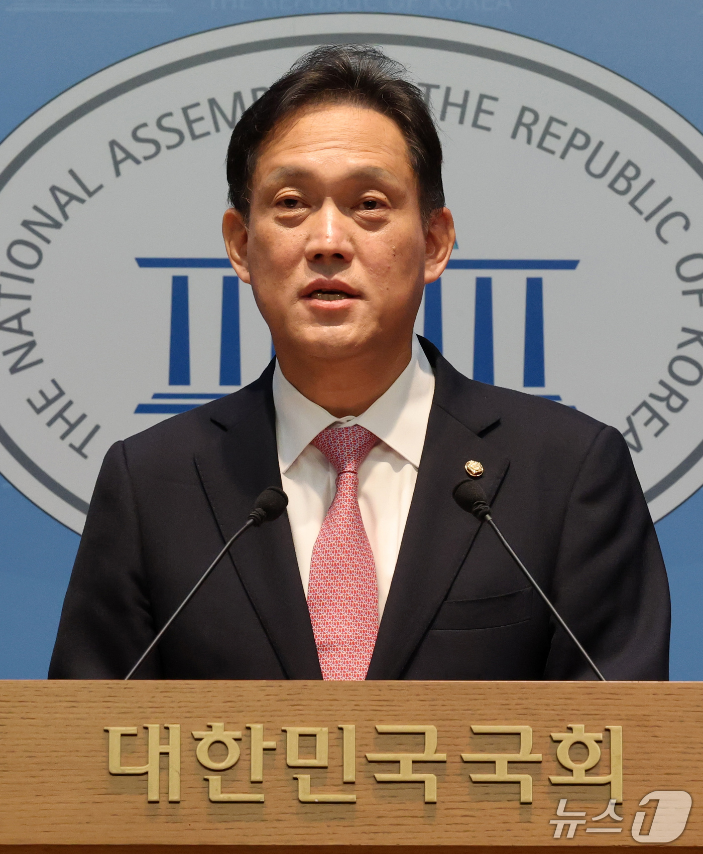 (서울=뉴스1) 박세연 기자 = 김태규 국민의힘 의원이 30일 오전 서울 여의도 국회 소통관에서 영화 암살자 등 주요 현안 관련 기자회견을 하고 있다. 2026.9.30/뉴스1