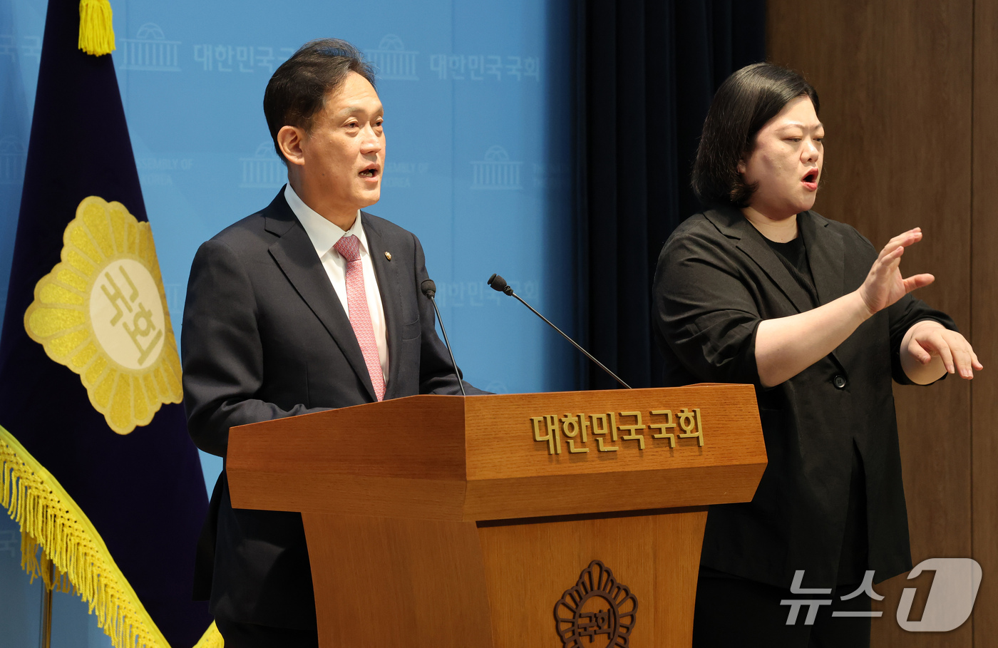 (서울=뉴스1) 박세연 기자 = 김태규 국민의힘 의원이 30일 오전 서울 여의도 국회 소통관에서 영화 암살자 등 주요 현안 관련 기자회견을 하고 있다. 2026.9.30/뉴스1
