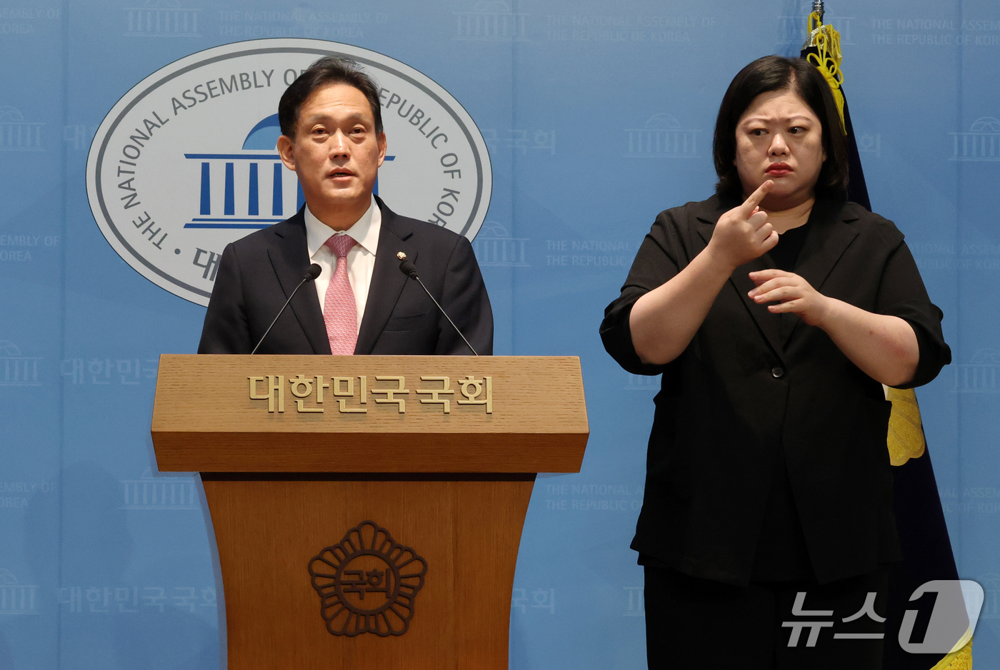 (서울=뉴스1) 박세연 기자 = 김태규 국민의힘 의원이 30일 오전 서울 여의도 국회 소통관에서 영화 암살자 등 주요 현안 관련 기자회견을 하고 있다. 2026.9.30/뉴스1